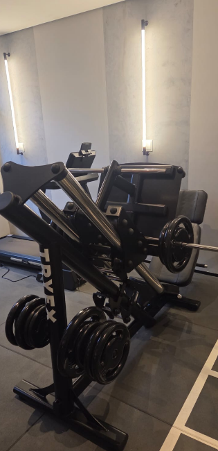 academia aparelho de pernas